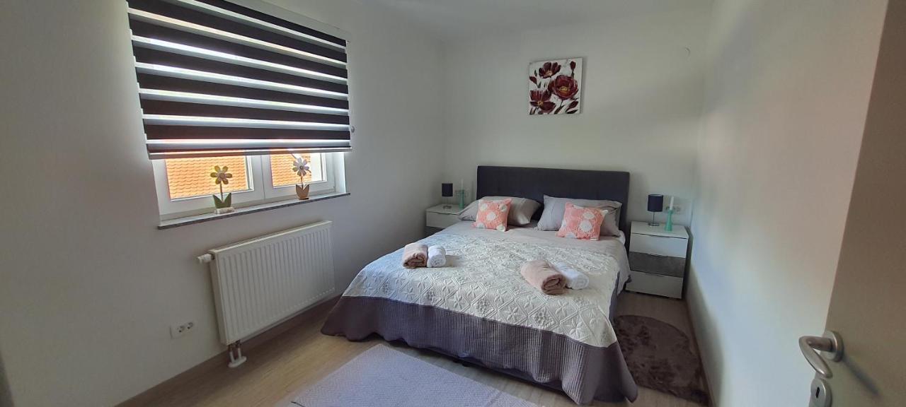 Apartmani Fenestra Tesla I Faust Otočac Extérieur photo