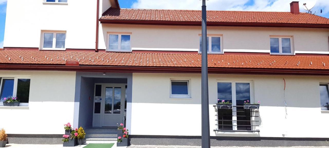 Apartmani Fenestra Tesla I Faust Otočac Extérieur photo